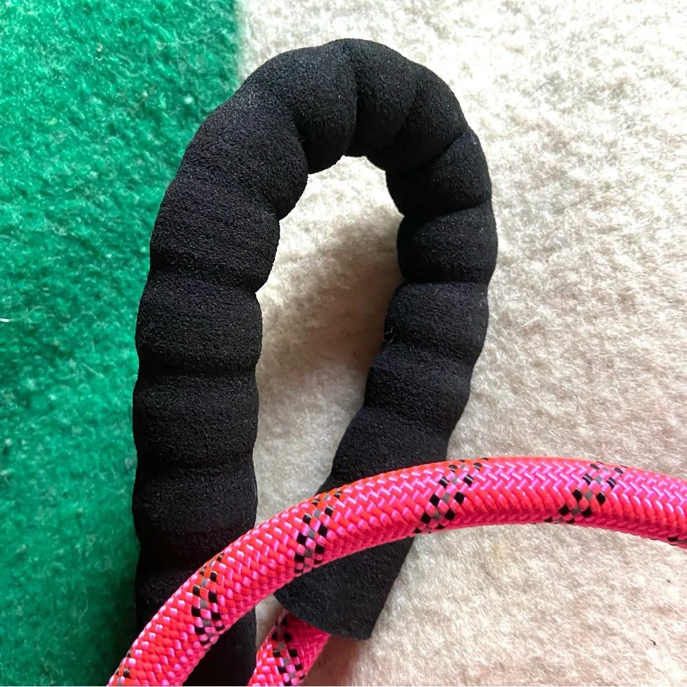 Bright pink dog leash comfy cushy handle approx 5 feet long heavy duty hardware